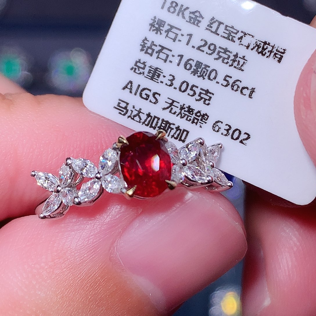 18K金镶嵌红宝石戒指