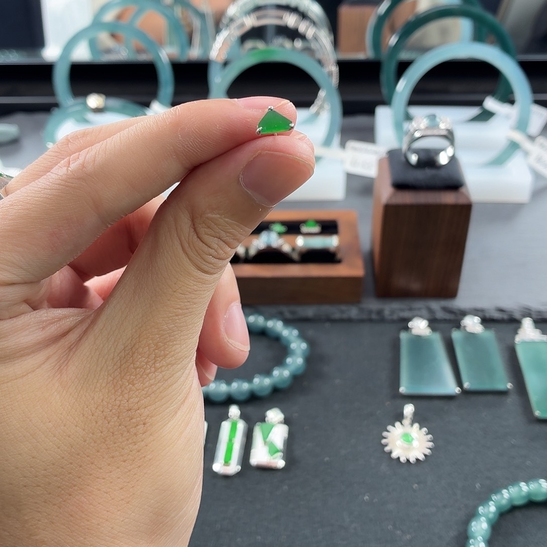 翡翠未镶嵌手镯耳钉