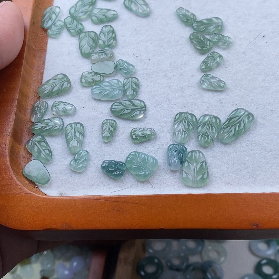 翡翠颈饰未镶嵌飘花叶子50一个