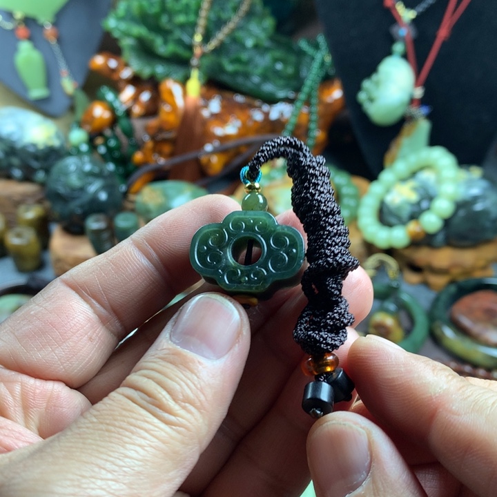 透闪石质玉未镶嵌吊坠(赠链)