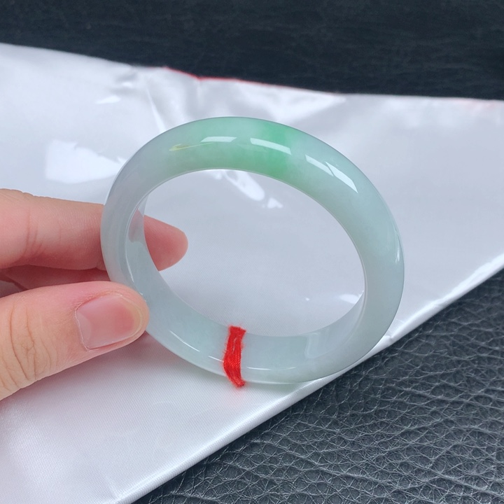 翡翠手镯未镶嵌。