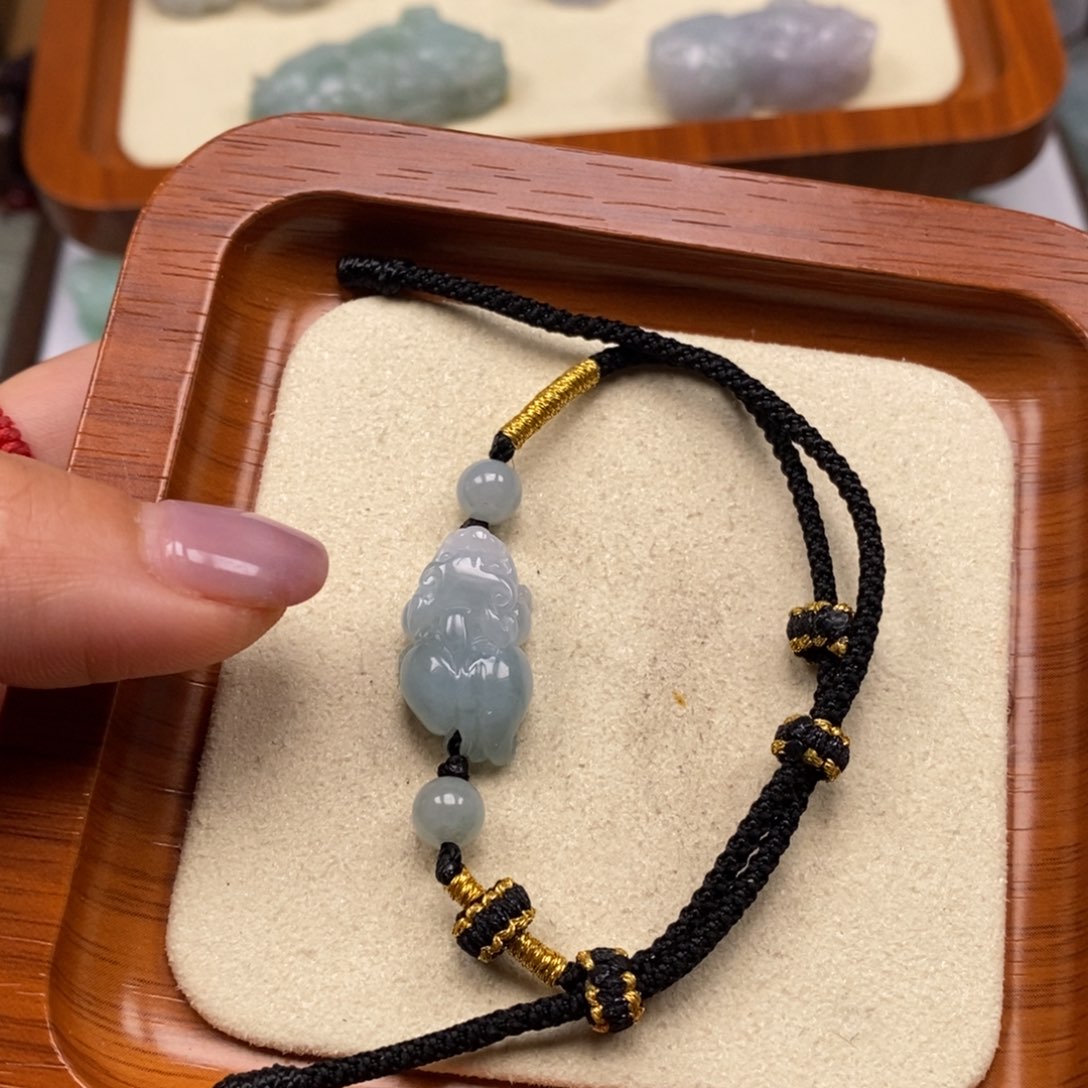 翡翠未镶嵌颈饰如意貔貅