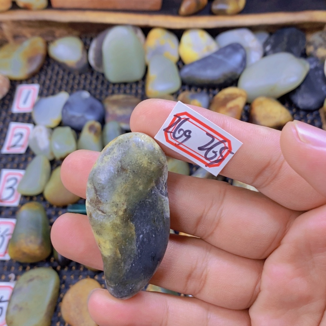 颈饰未镶嵌和田玉（糖玉）