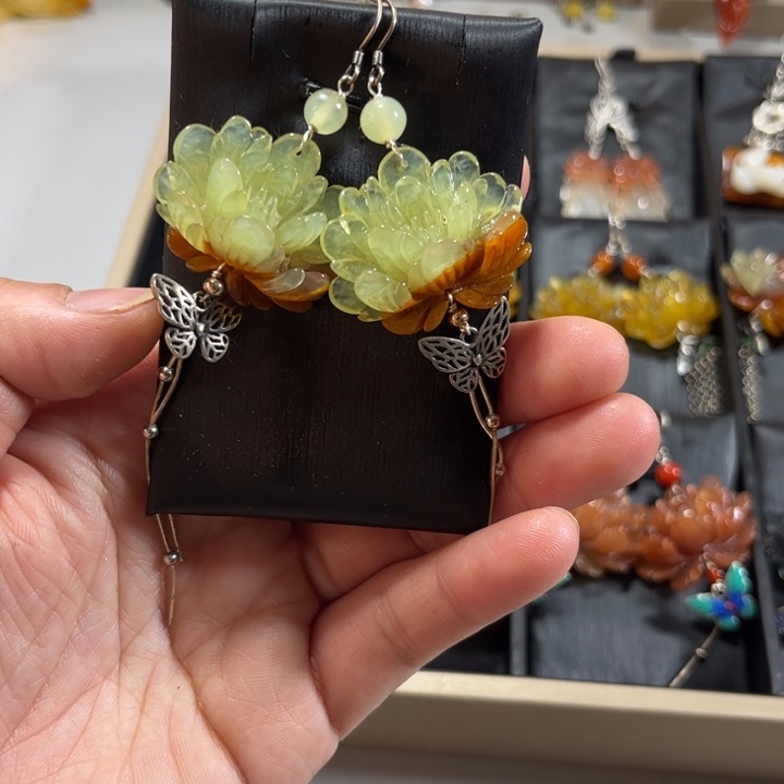 蛇纹石玉耳饰未镶嵌