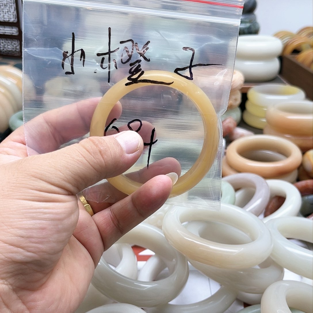 石英质玉手镯未镶嵌小***?