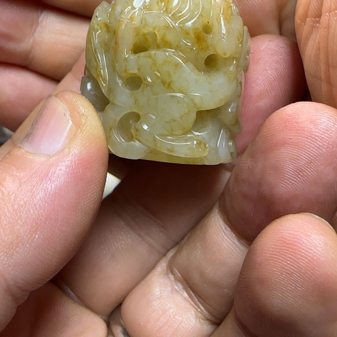 行****和田玉未镶嵌颈饰