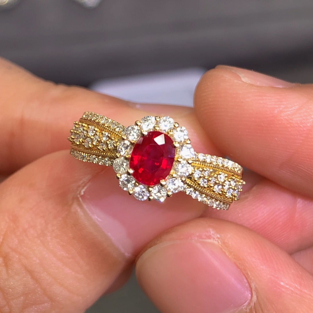 红宝石戒指18K金镶嵌