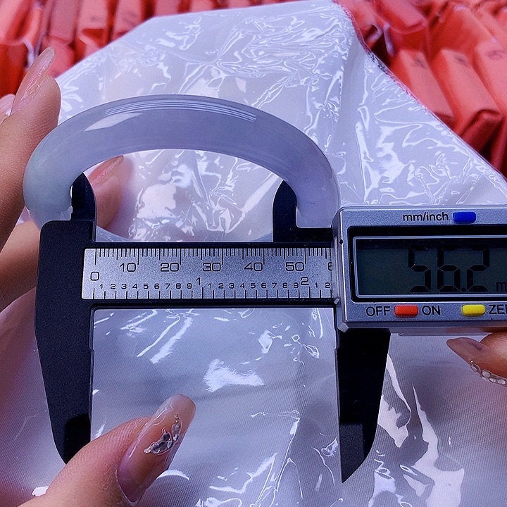 翡翠手镯未镶嵌114。    