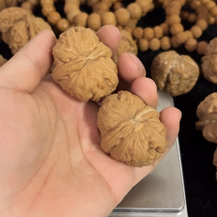 文玩核桃把件边37肚43左右微微瑕练手元宝，编号034