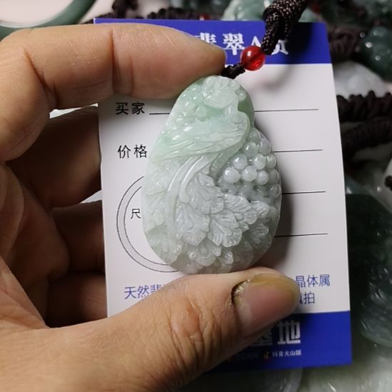 翡翠未镶嵌颈饰挂件