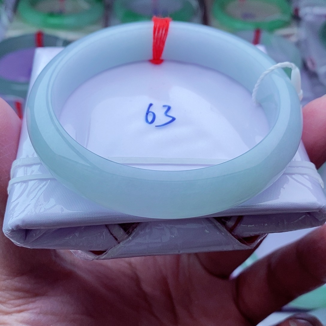 翡翠手镯未镶嵌63圈口