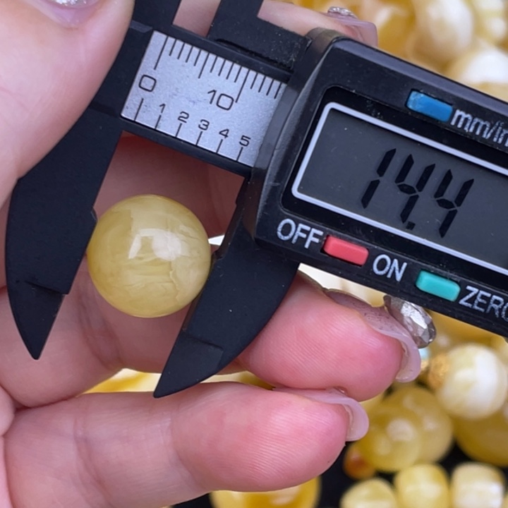 蜜蜡未镶嵌裸石微瑕685