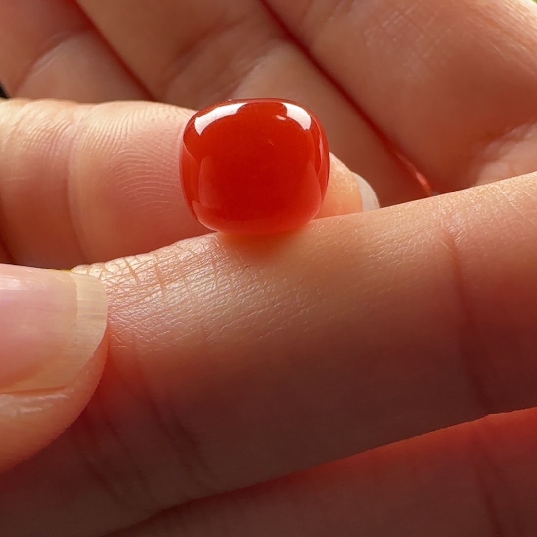 南红玛瑙未镶嵌老型：9.8x8.6柿子红偏红 满砂无纹