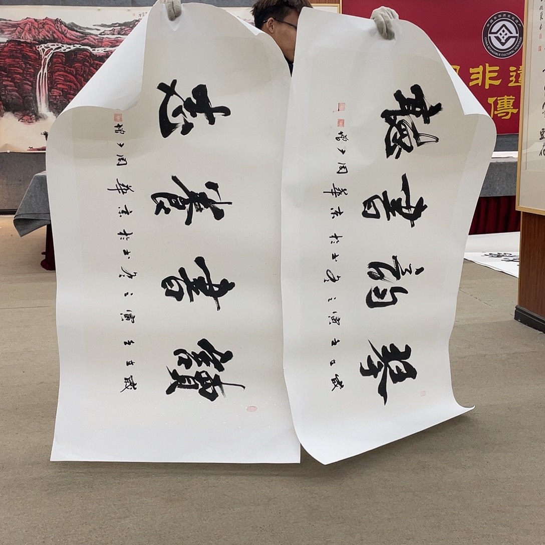 国画可口可乐杯。可口可乐公司在公司推出