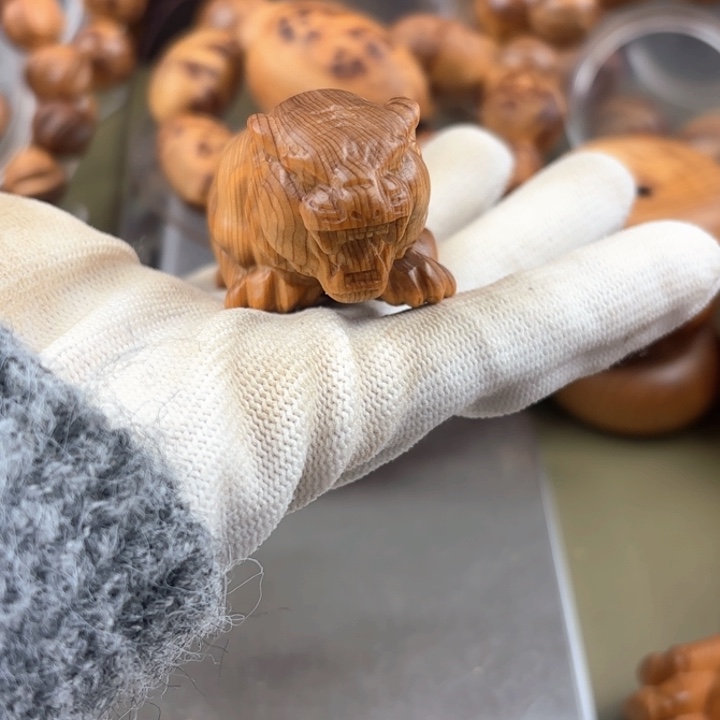 熬***苦柏木无事牌老虎把件