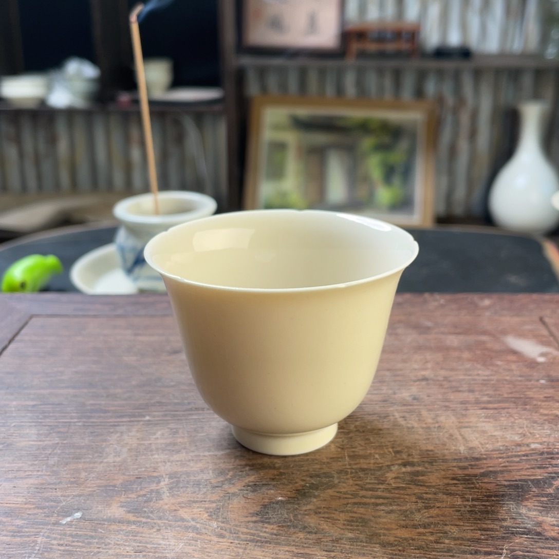 柴窑白釉素面葵口铃铛杯