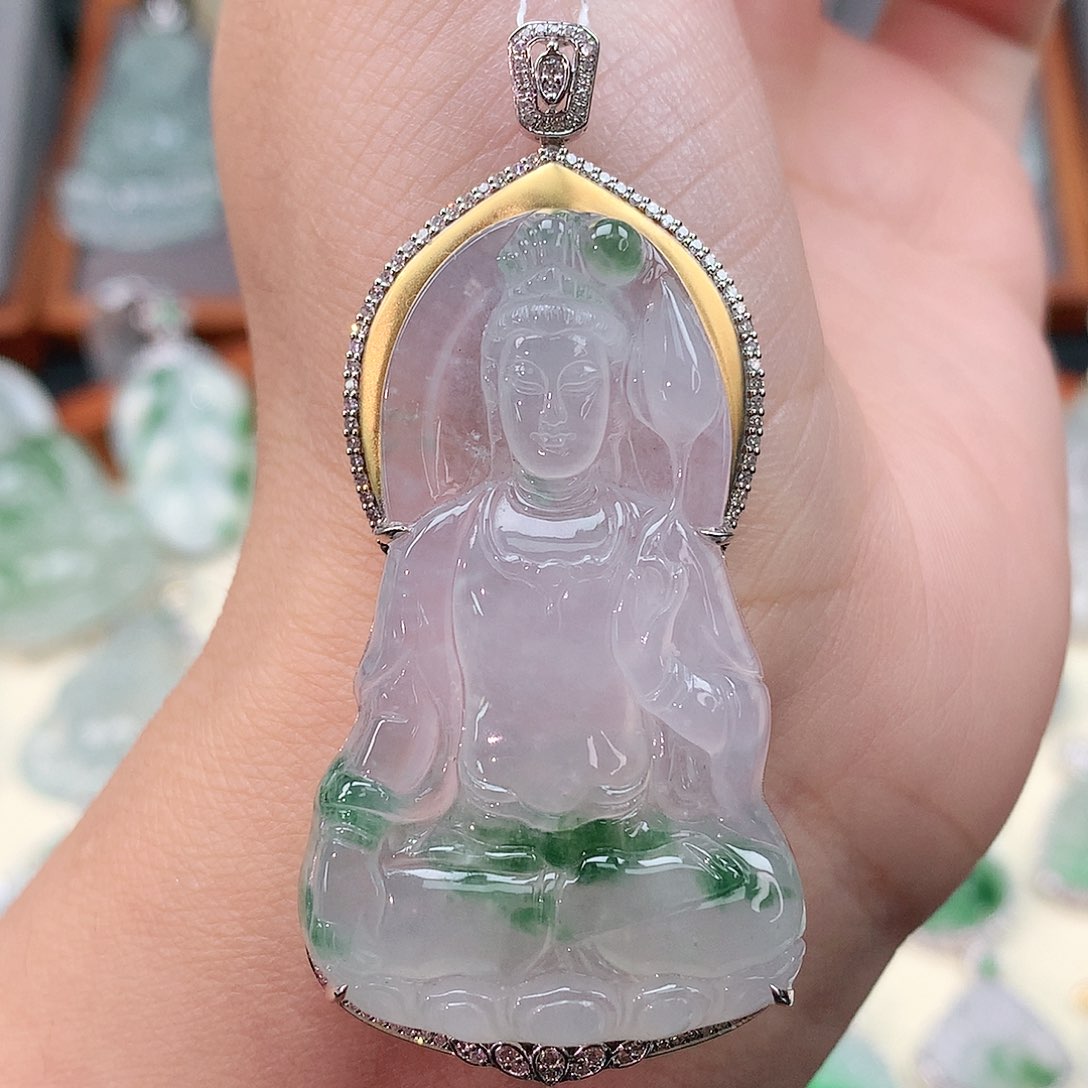 颈饰18K金镶嵌翡翠观音