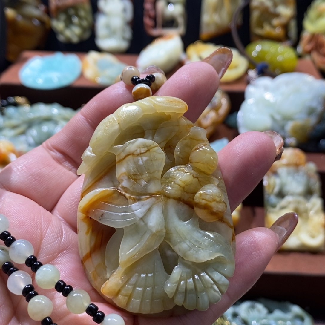 蛇纹石玉颈饰未镶嵌菩*然