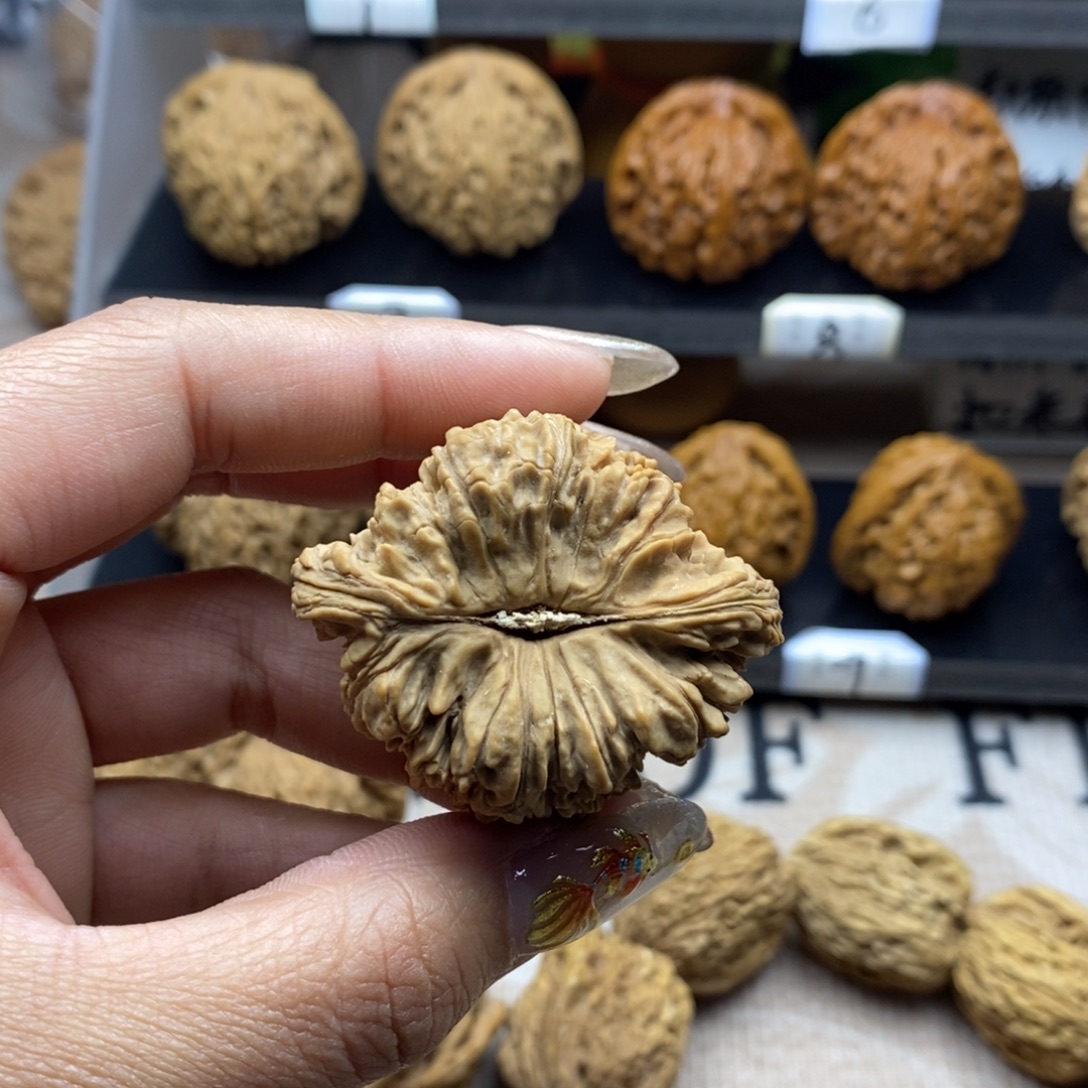 明***伟文玩核桃吊坠南疆