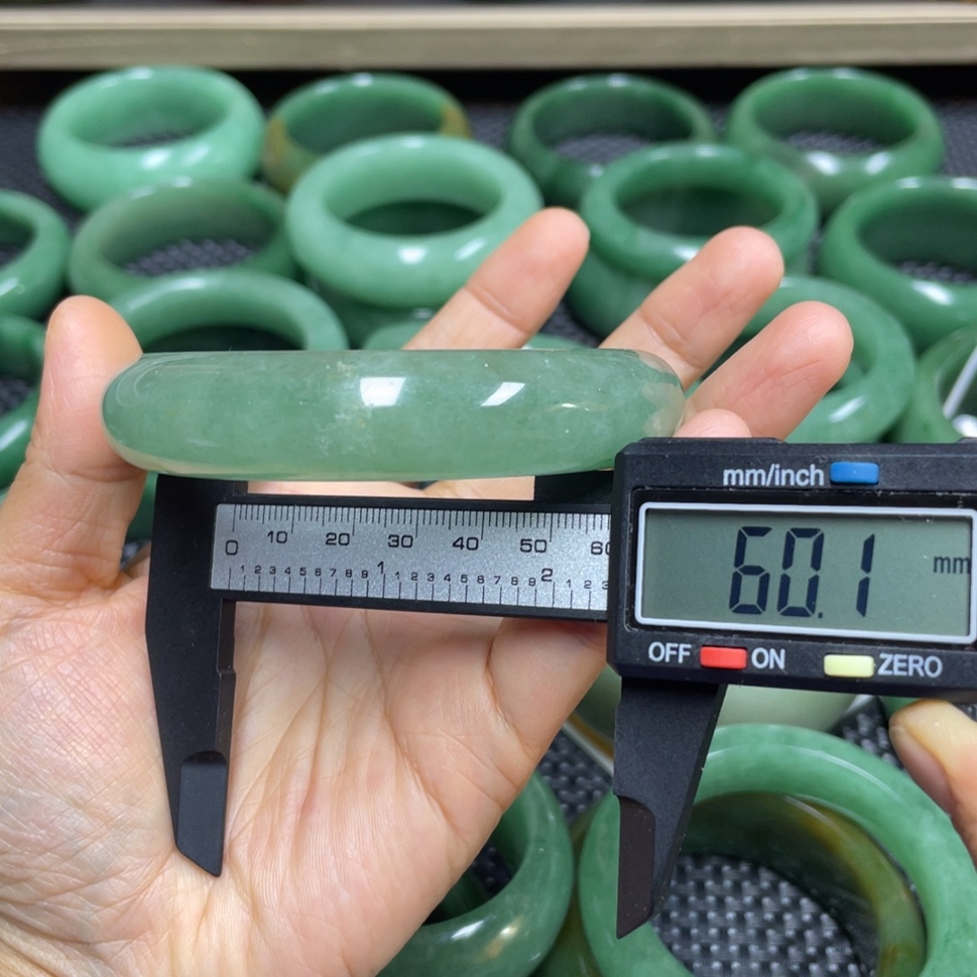 华***雯石英质玉未镶嵌手镯