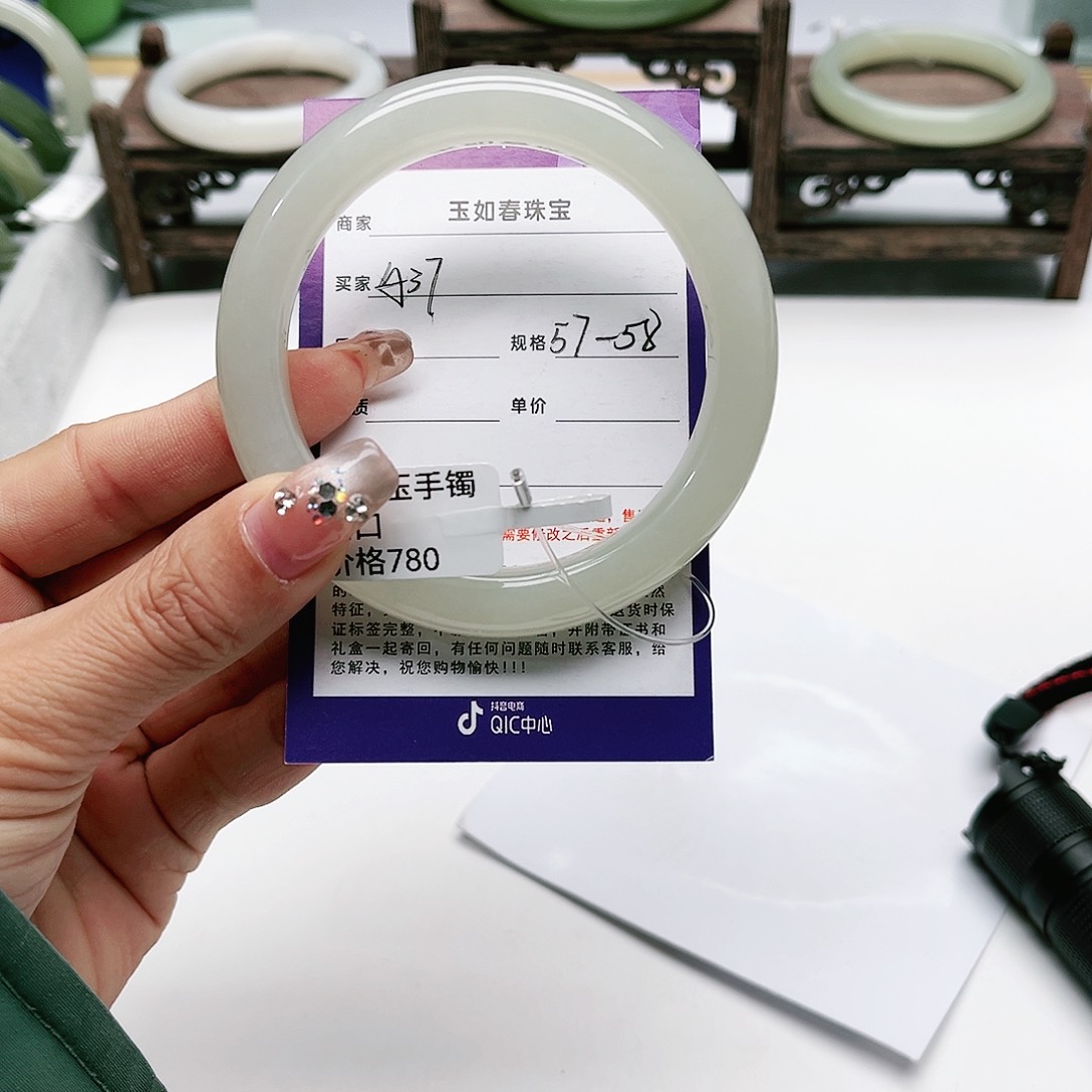 和田玉手镯未镶嵌