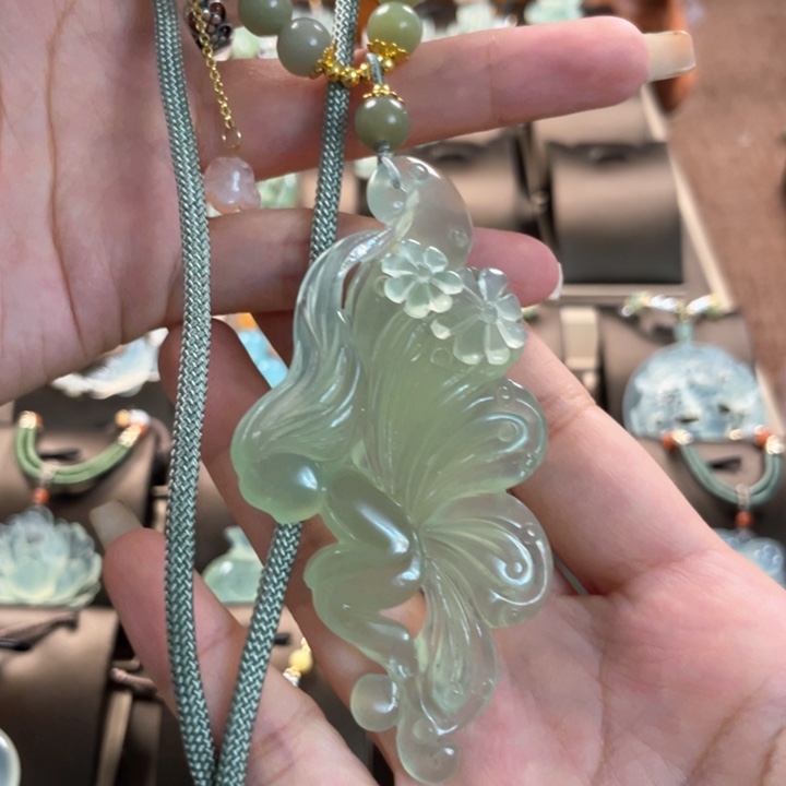 蛇纹石玉颈饰未镶嵌