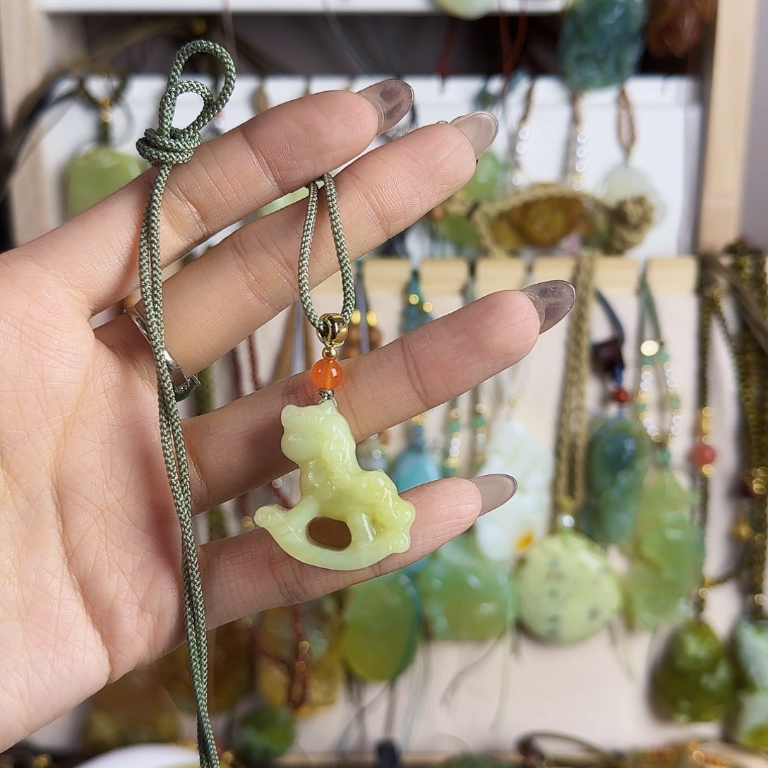 发***哥蛇纹石玉未镶嵌颈饰