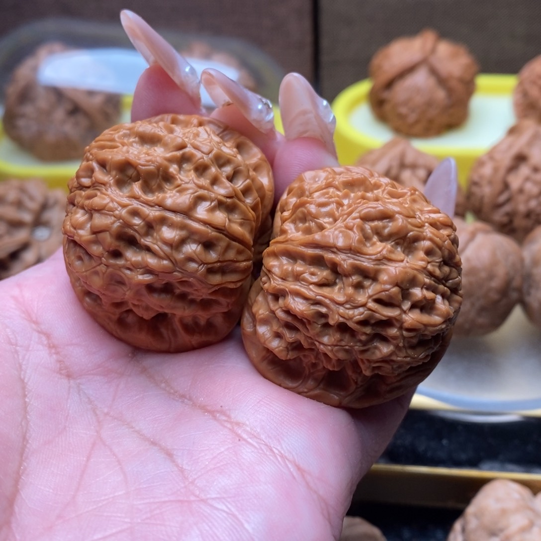 文玩核桃吊坠血麒麟40