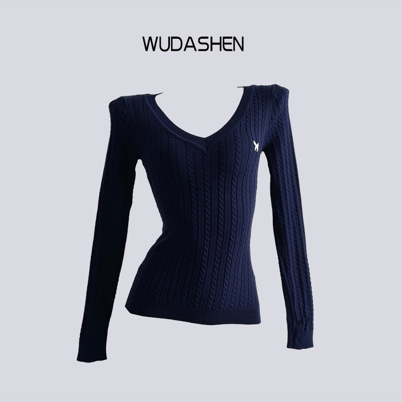 【你伍老板娘】“蝴蝶刺绣”麻花纹路打底修身版型针织衫