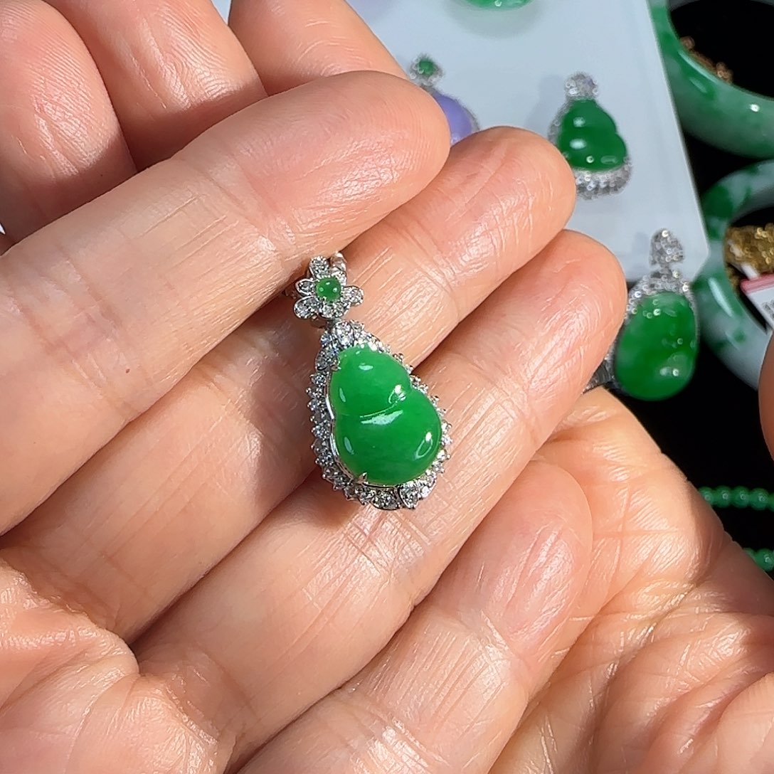 翡翠颈饰18K金镶嵌葫芦