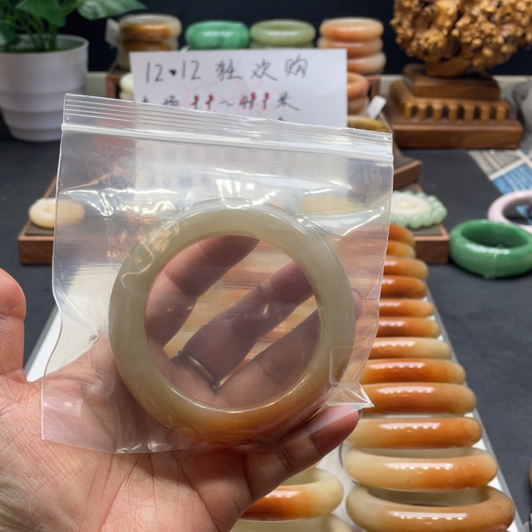 柚****石英岩玉未镶嵌手镯