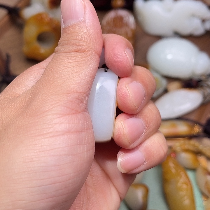 杭***肆和田玉未镶嵌颈饰