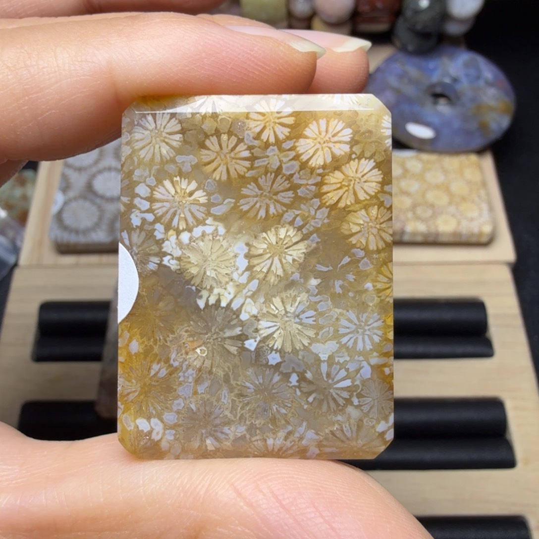 硅化玉未镶嵌漏：玉透立体满花