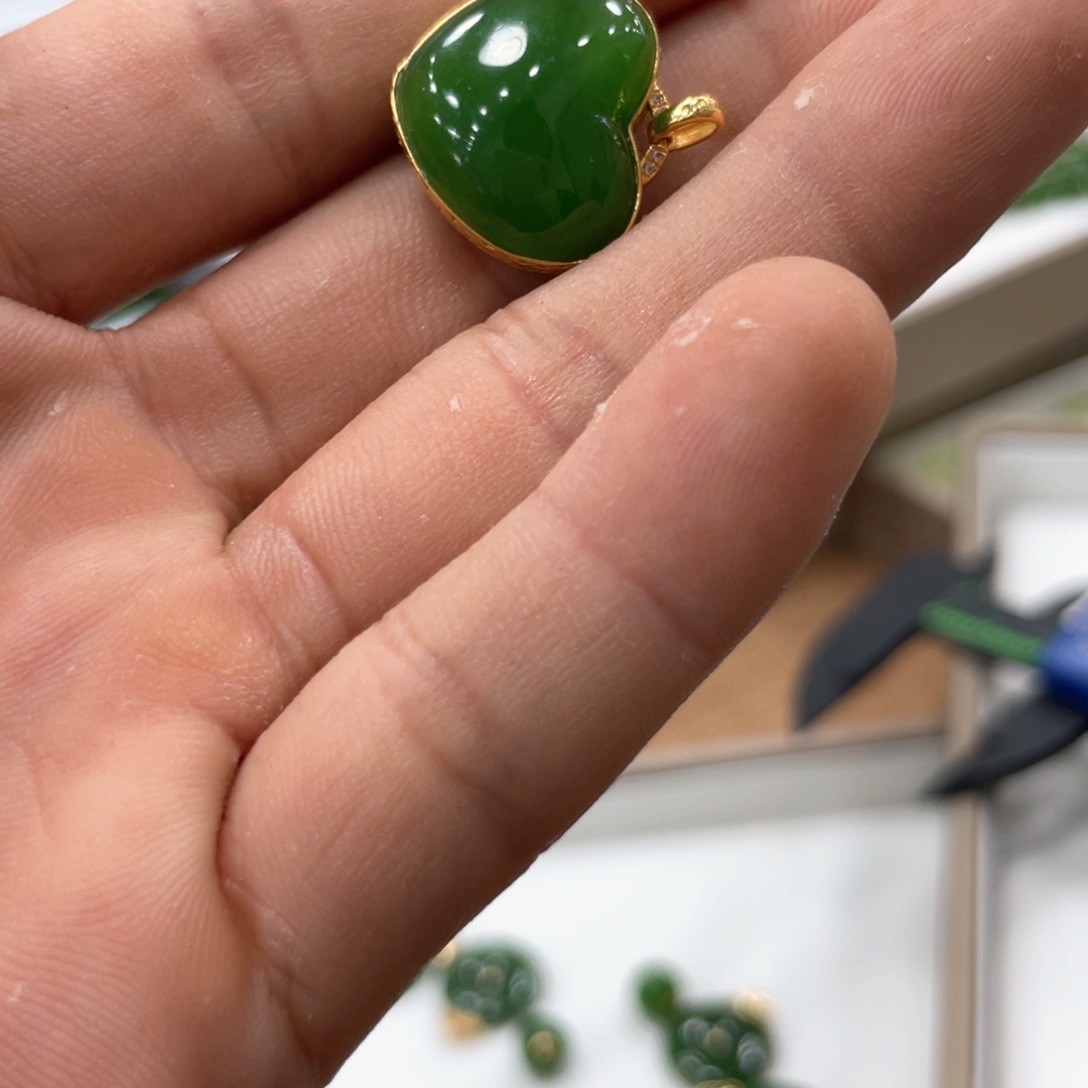 和田玉（碧玉）18K金镶嵌颈饰