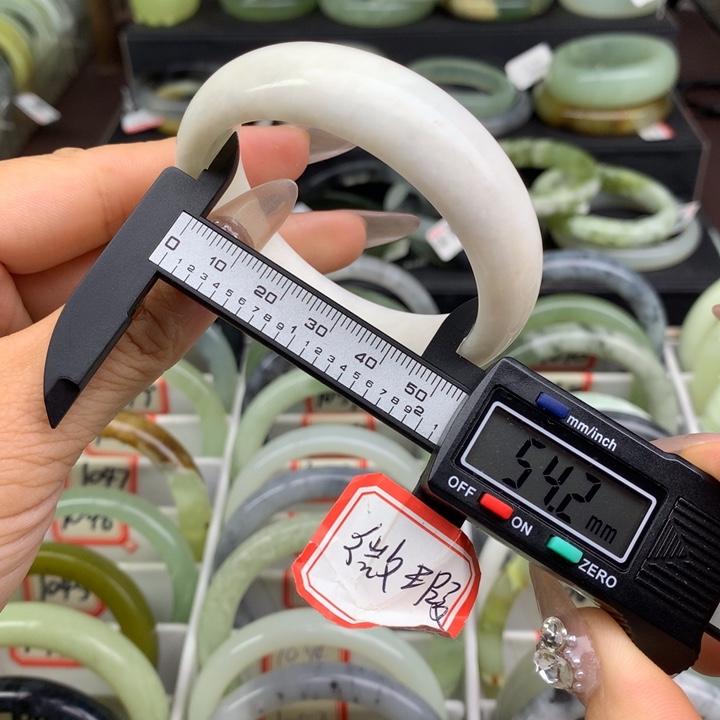 蛇纹石玉未镶嵌手镯1047