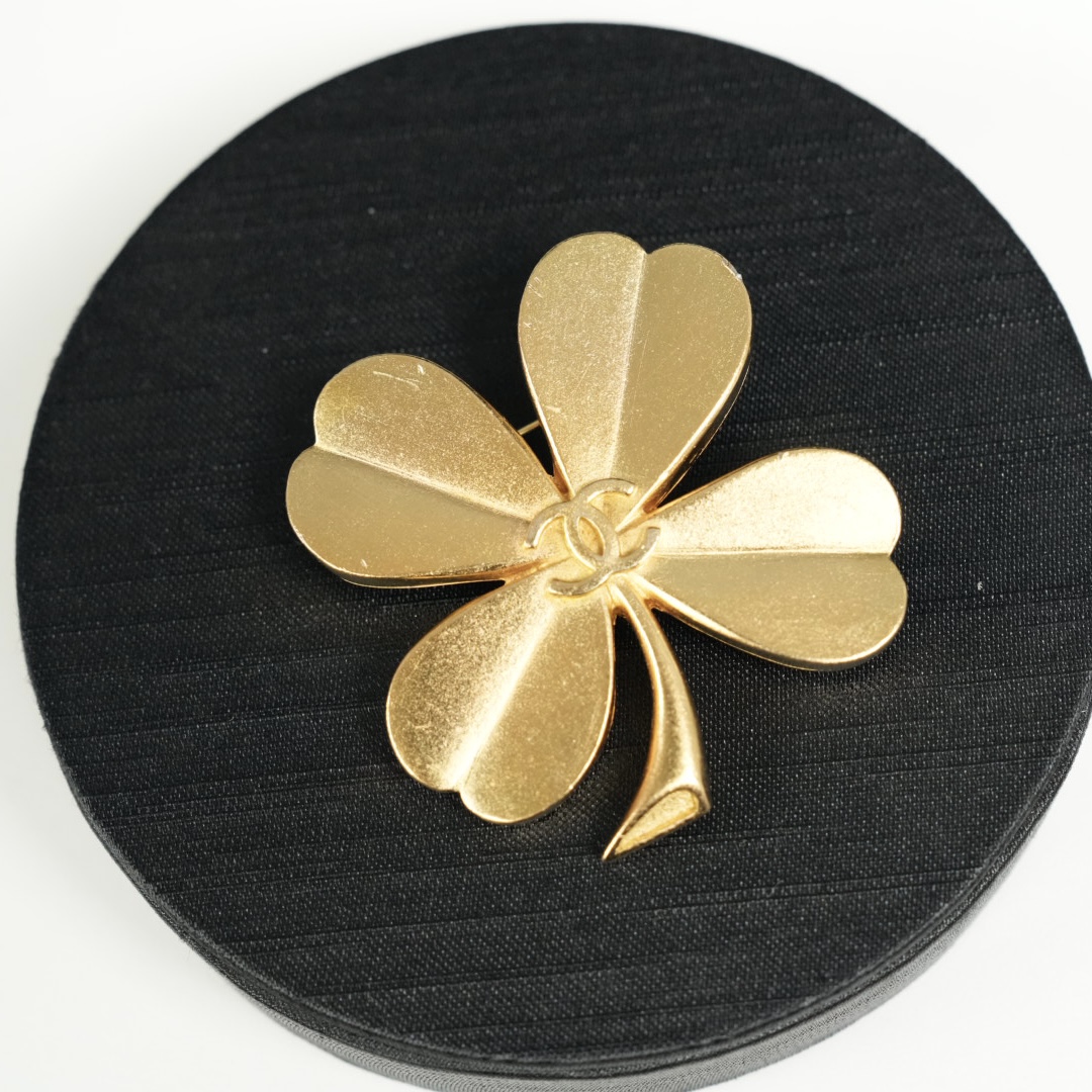 Chanel 金色四叶草胸针