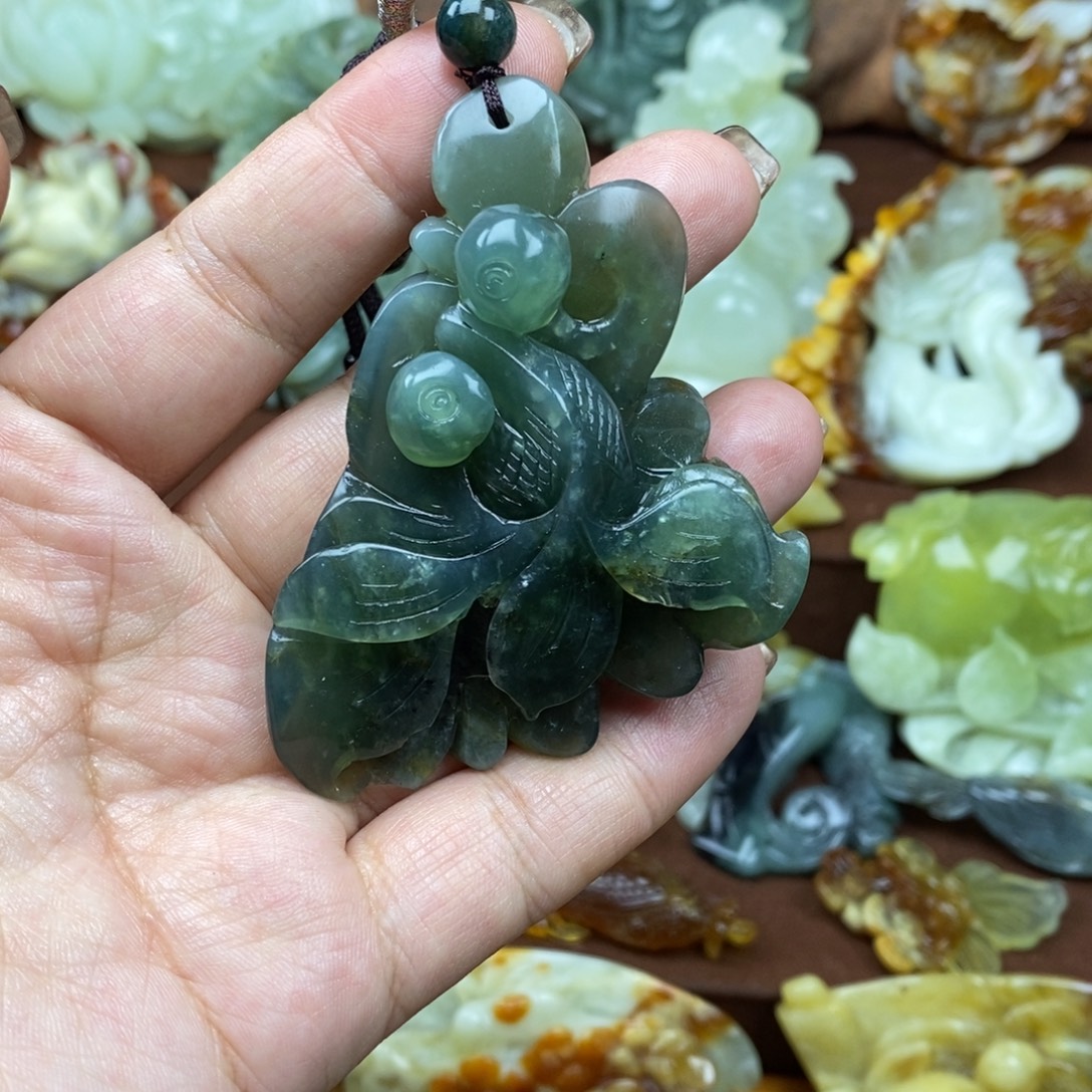 蛇纹石玉未镶嵌颈饰