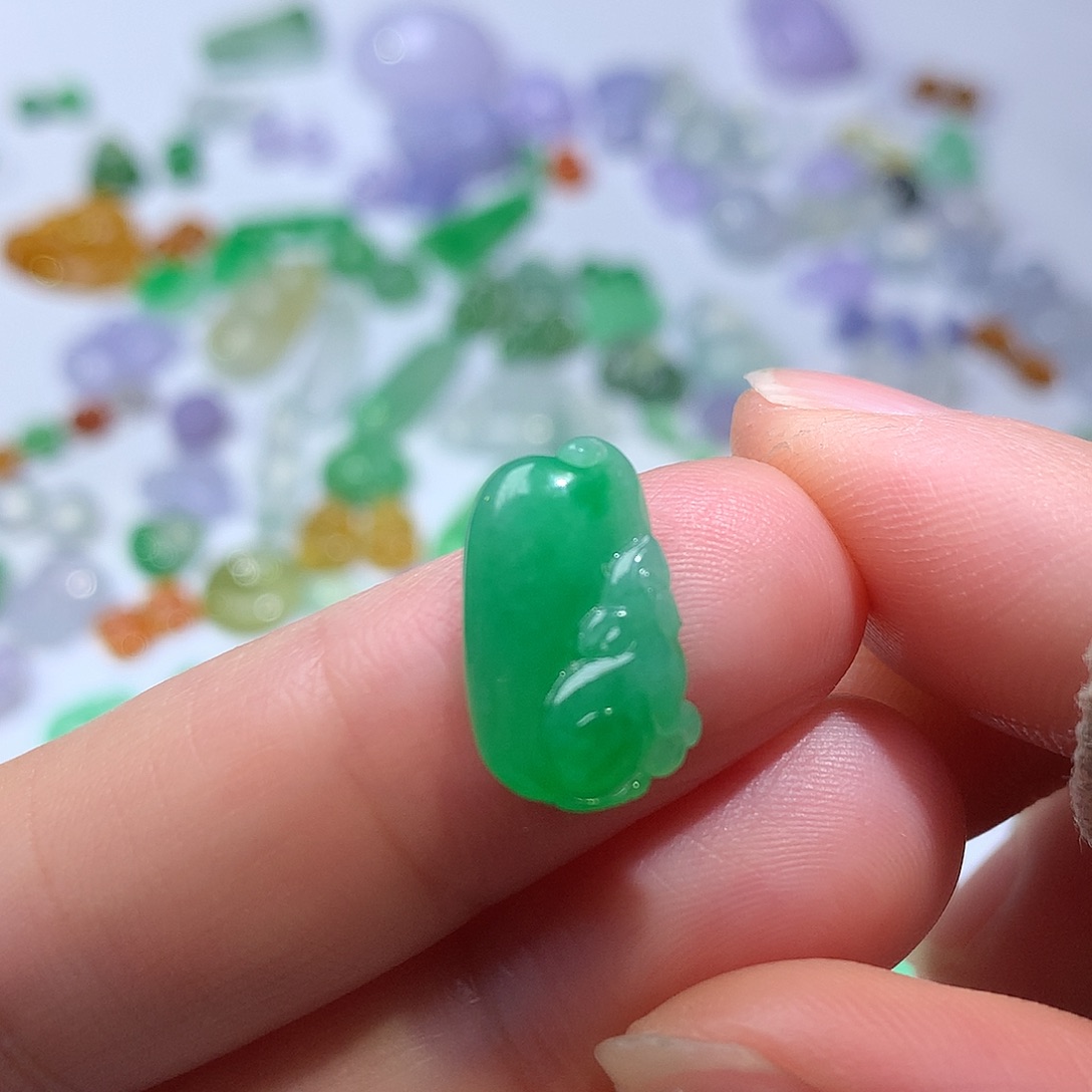 翡翠未镶嵌颈饰松鼠