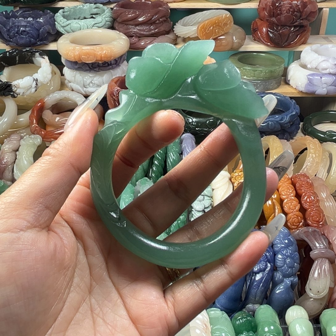 石英质玉未镶嵌雕花手镯