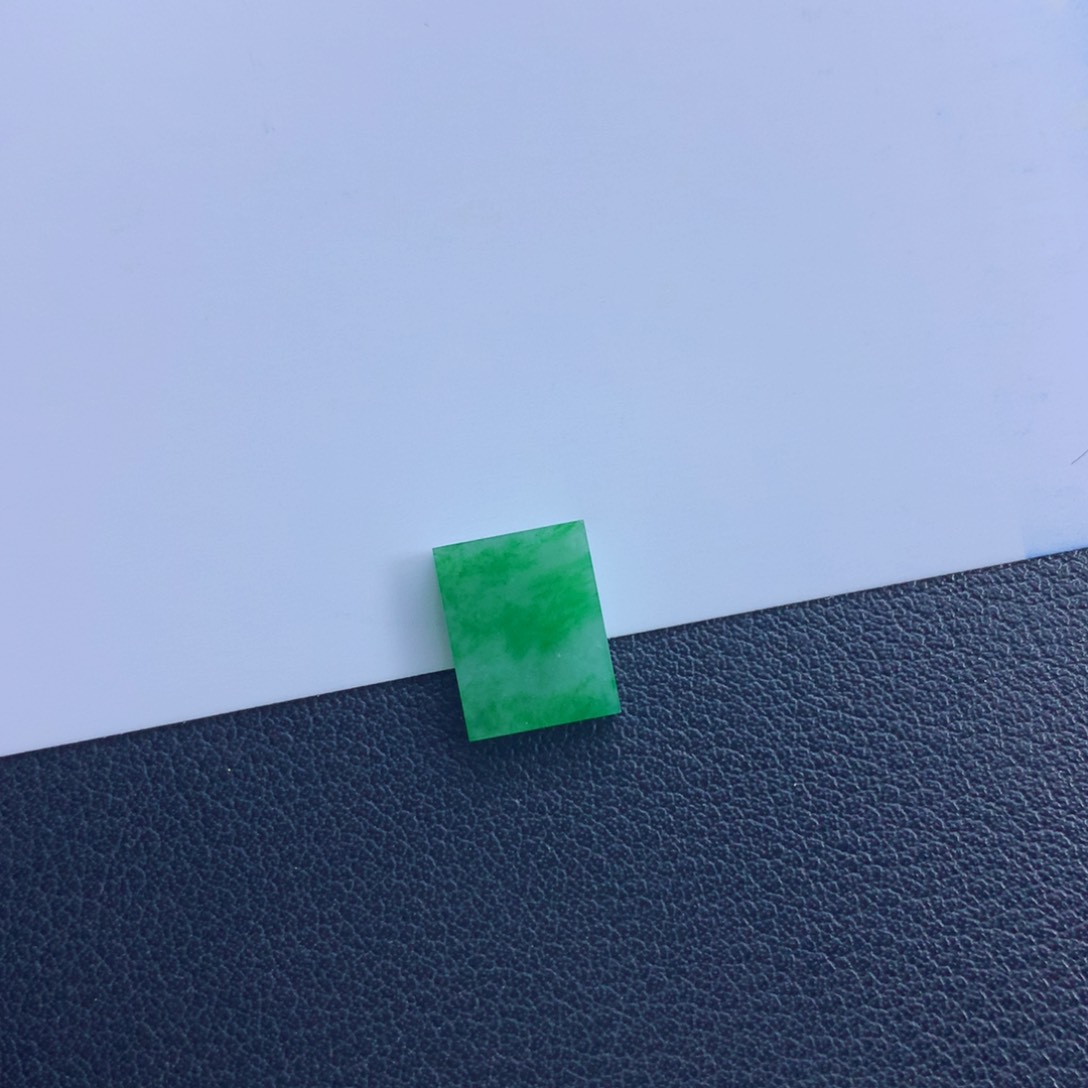 翡翠颈饰未镶嵌无事牌