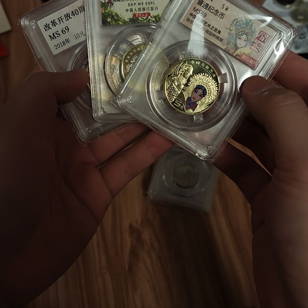 其他普通金属带旦角的三枚一起如图一样