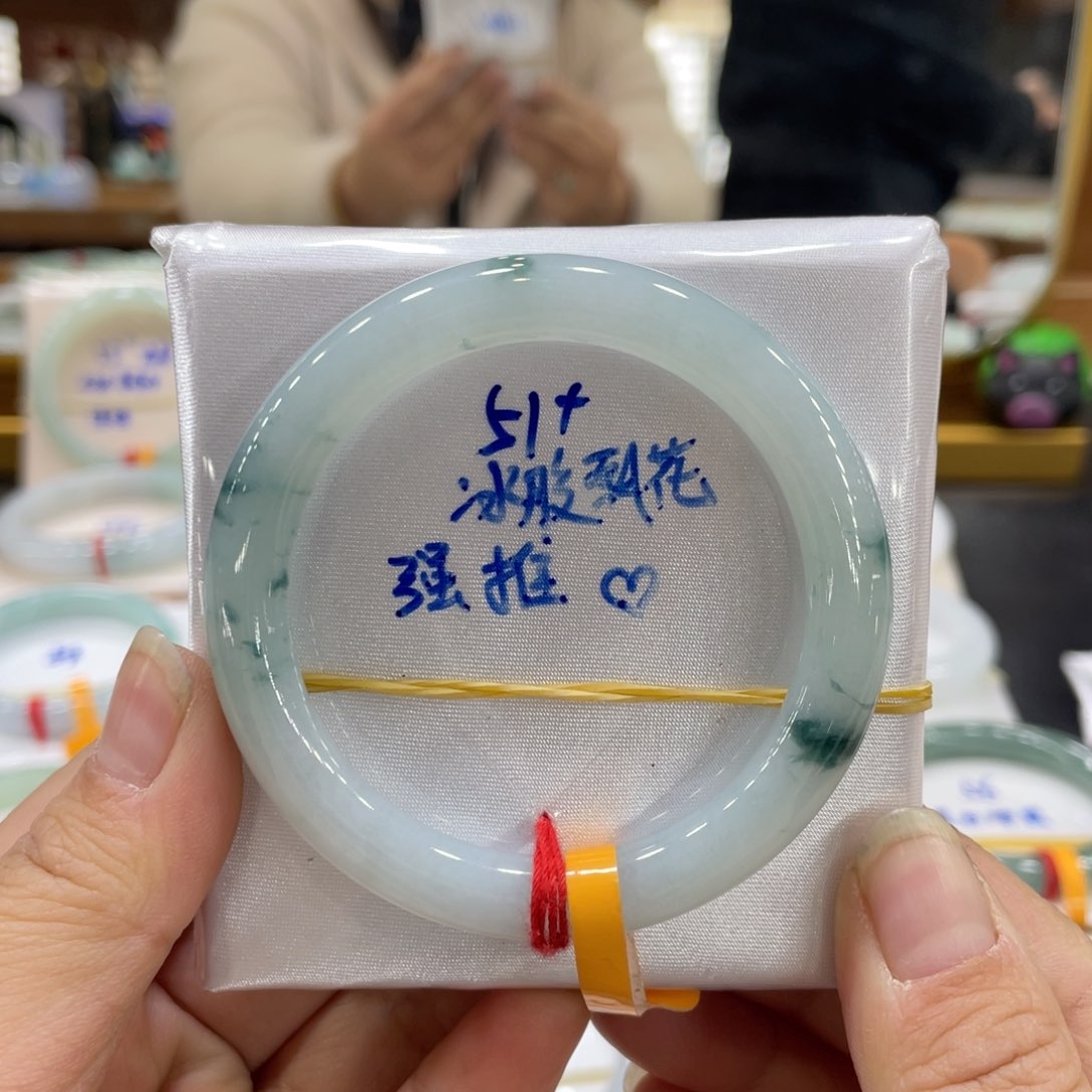 翡翠手镯未镶嵌翡翠