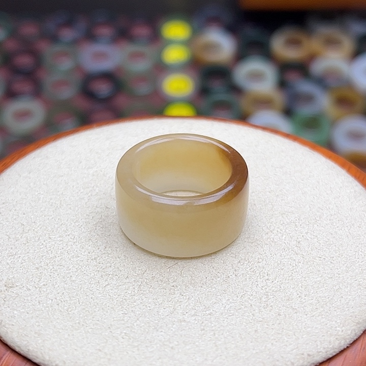 和田玉戒指未镶嵌16.9内径14圈三色糖