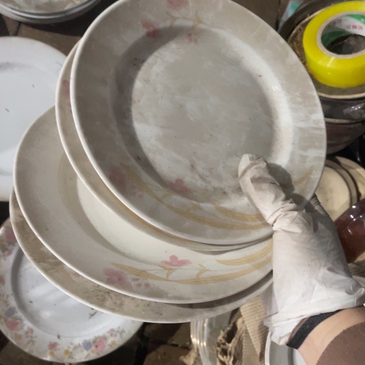 其他盘子碗砂锅都有