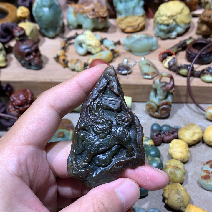 未镶嵌岫岩河磨玉（透闪石质玉）挂件