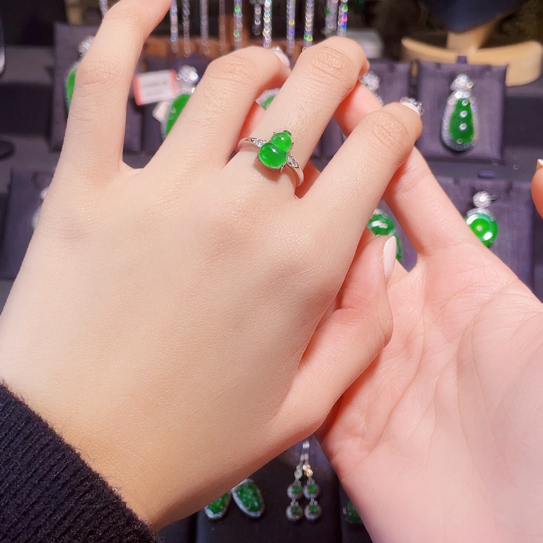 宋***明翡翠银S925镶嵌戒指葫芦