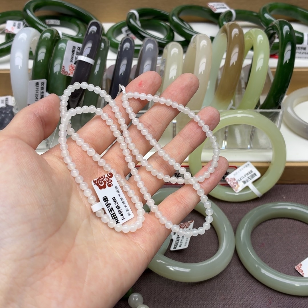 喵***巴和田玉未镶嵌手镯