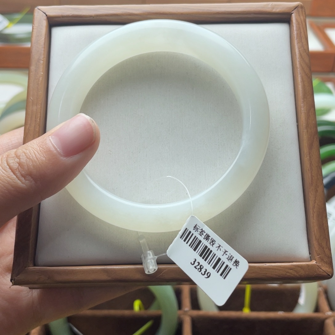 【闪购商品】和田玉手镯未镶嵌57