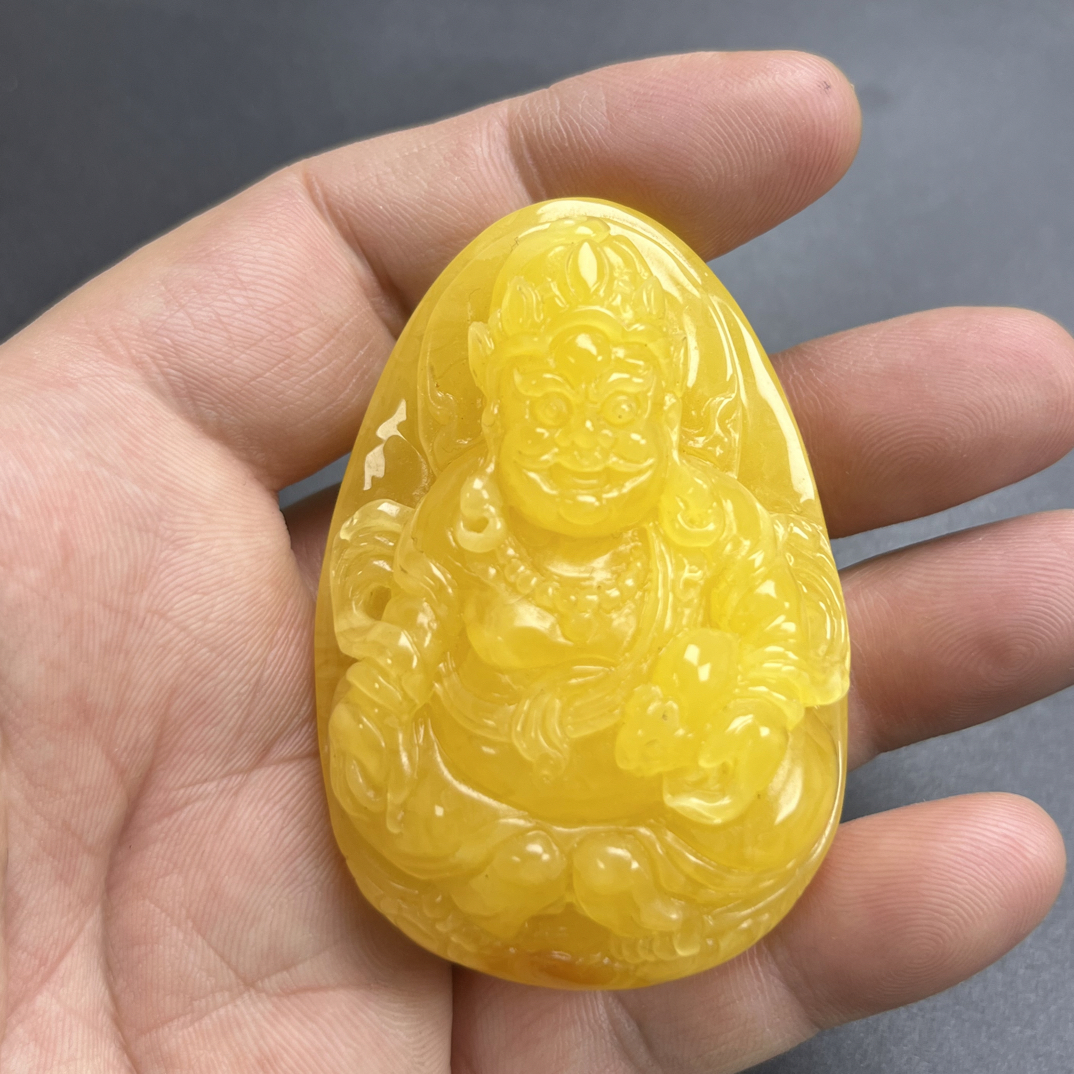 雕刻天然琥珀蜜蜡黄财神吊坠黄色