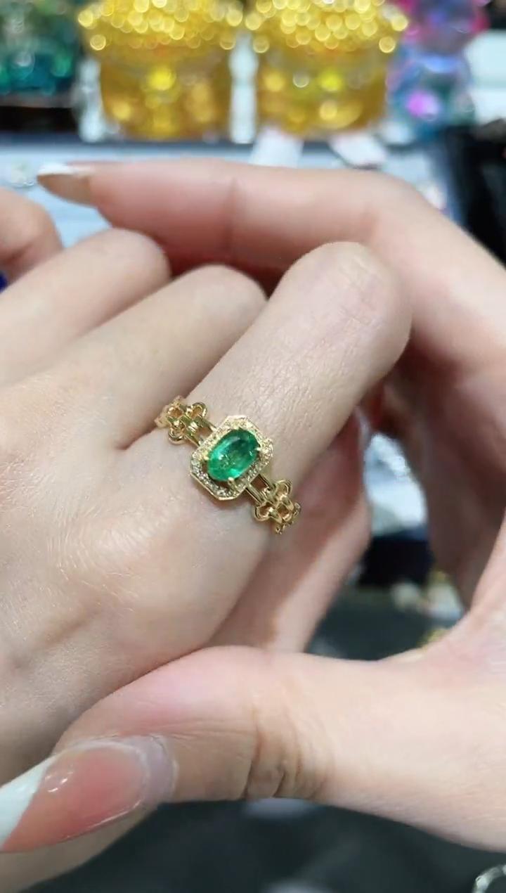 18K金镶嵌天然祖母绿戒指
